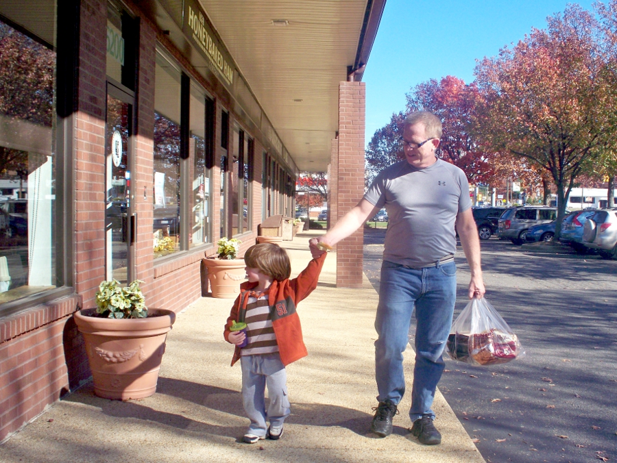 Daddy and me visit the HoneyBaked Store Joy Makin Mamas